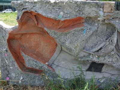 ...raffigura un ragazzo sdraiato